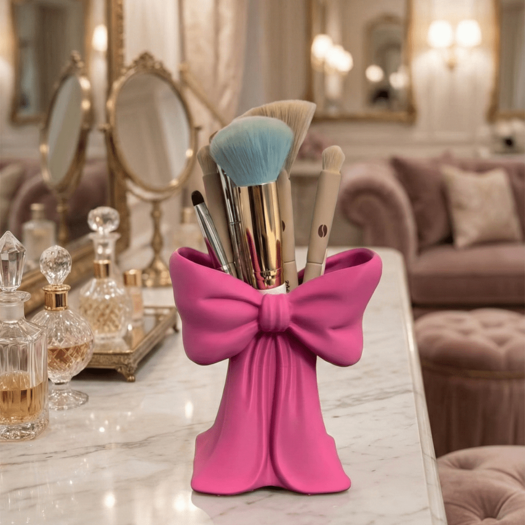 pembe-fiyonk-makyaj-fircaligi-organizer Pembe Fiyonk Tasarımlı Dekoratif Makyaj Fırçası Düzenleyici & Organizer - Şık Masaüstü Aksesuarı